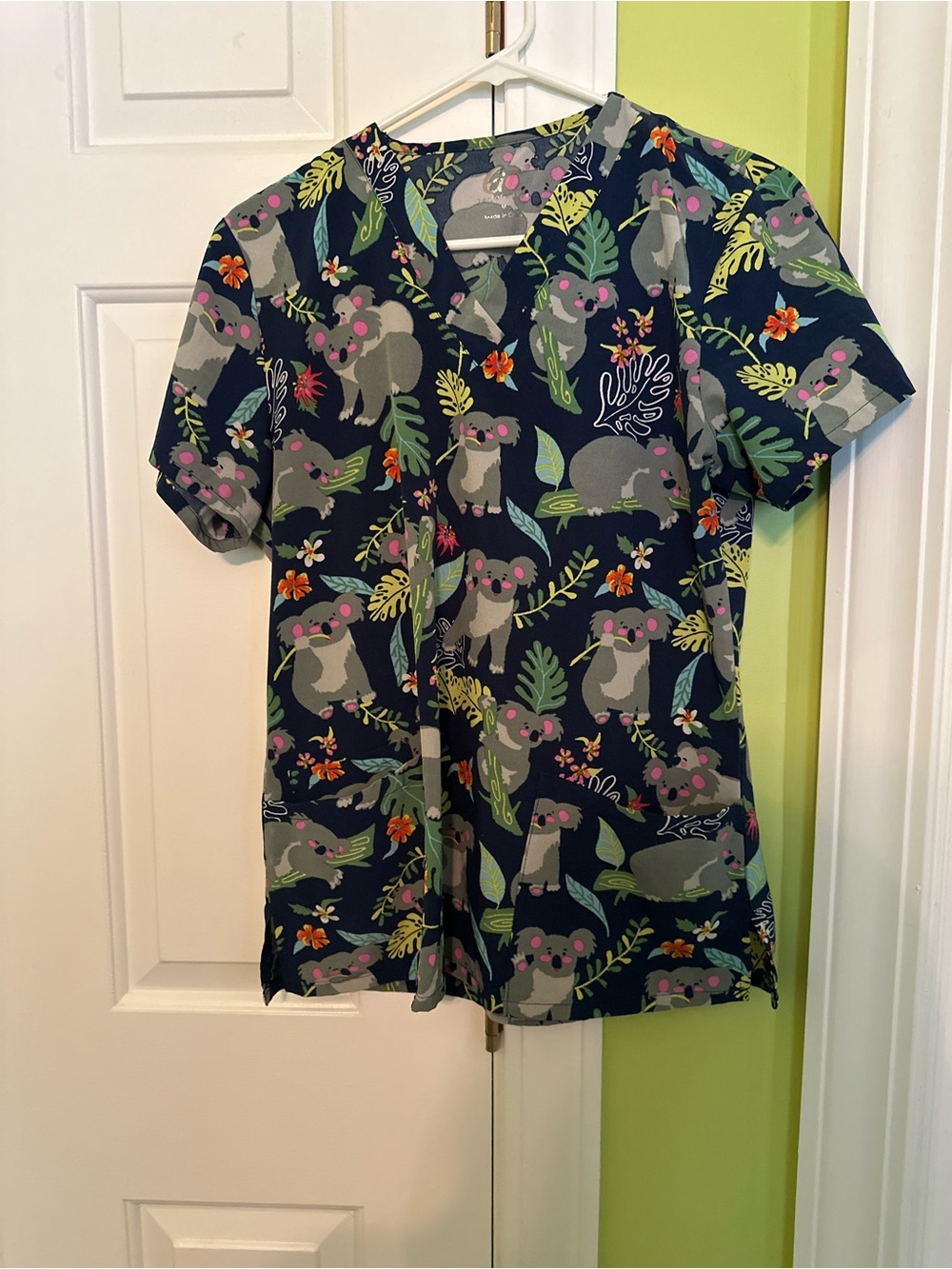 GT Performance Koala Print Scrub Top Size Medium